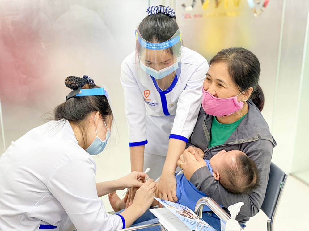 Người dân và trẻ em Quảng Bình đã được tiêm chủng các loại vắc xin chất lượng, giá bình ổn ngay tại địa phương. 