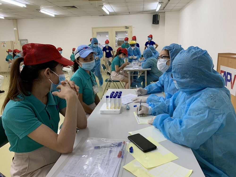 rung tâm y tế Quận 7 tổ chức xét nghiệm sàng lọc COVID-19 ngẫu nhiên cho 400 công nhân tại KCX Tân Thuận.