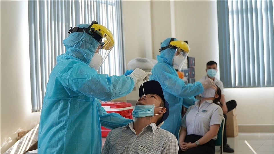 rung tâm y tế Quận 7 tổ chức xét nghiệm sàng lọc COVID-19 ngẫu nhiên cho 400 công nhân tại KCX Tân Thuận