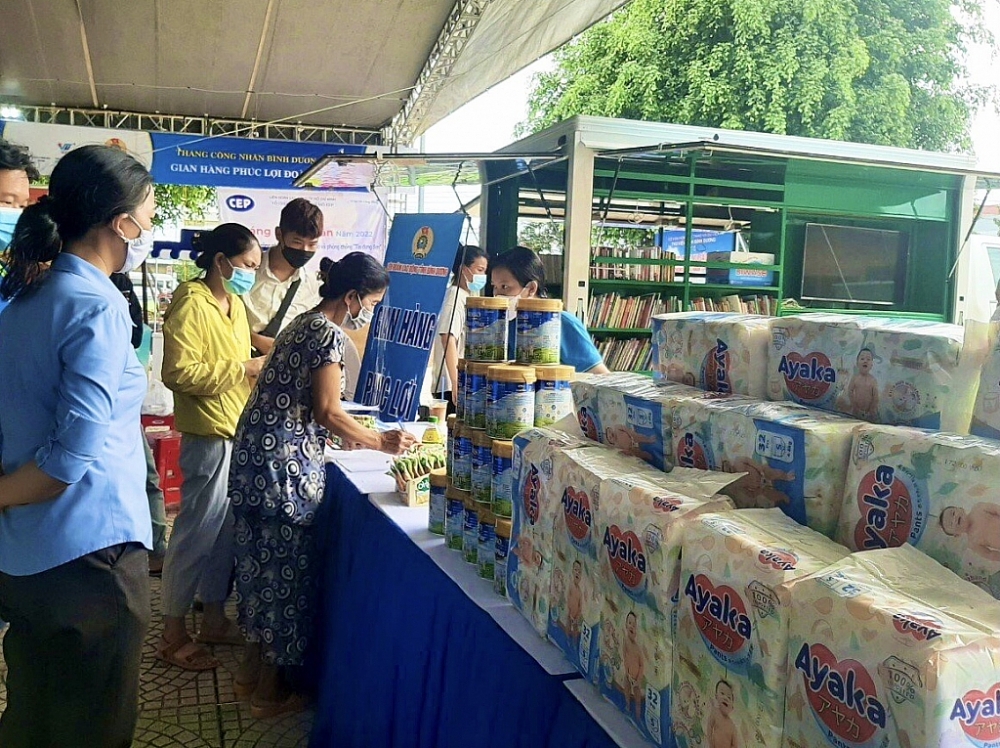 Hàng ngàn công nhân đến nhận sữa và tã của Nutifood tại ‘Gian hàng phúc lợi 0đ’ do Liên đoàn Lao động tỉnh Bình Dương tổ chức. Ảnh: Vũ Tuyết
