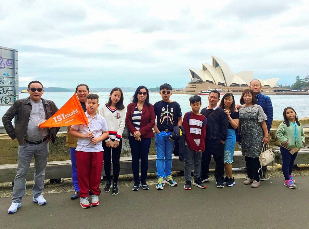 Đoàn du khách Việt Nam tham quan tại Australia. Ảnh: TSTtourist.