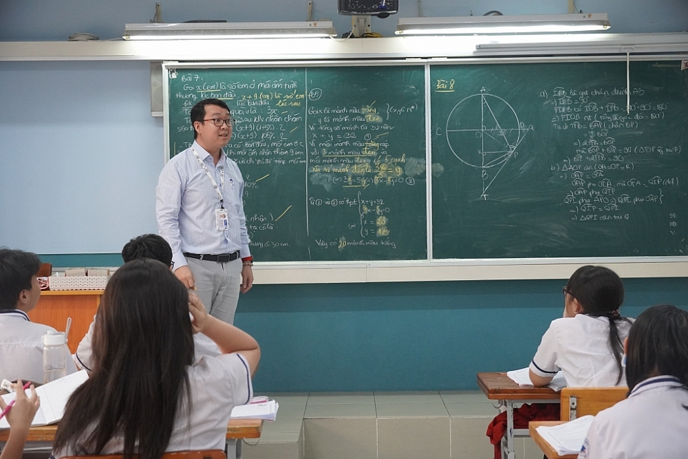 Lớp ôn tập của giáo viên và học sinh Trường THCS Nguyễn Du, Q.1, TP.HCM.