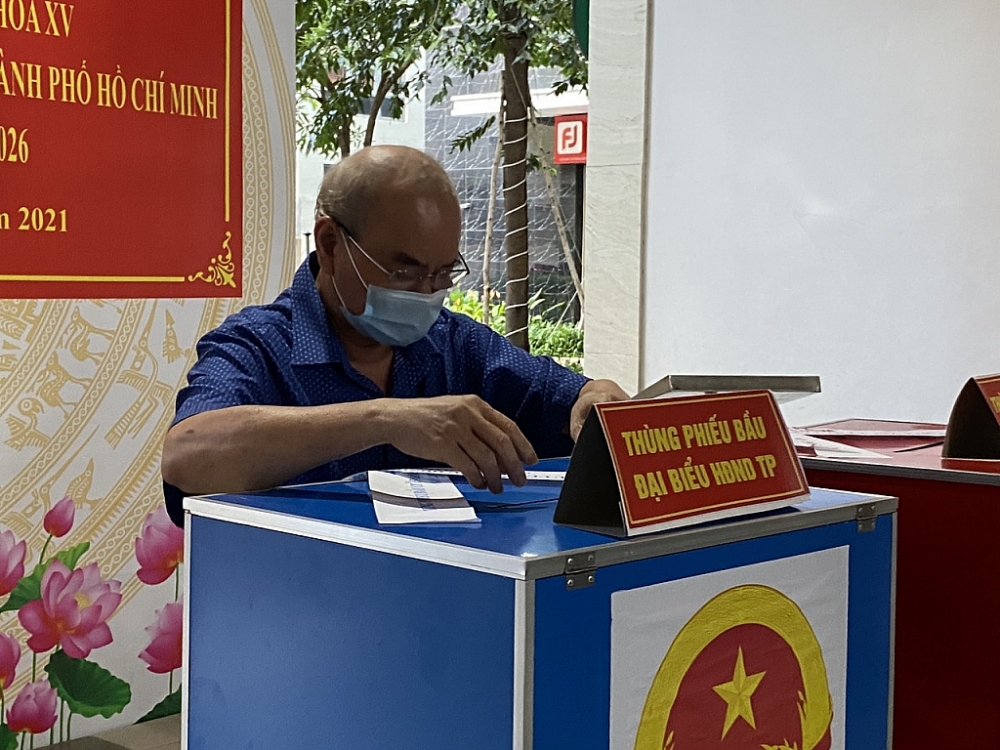 Người dân tham gia bỏ phiếu bầu đại biểu HĐND TPHCM ngày 23/5/2021. Ảnh T.D