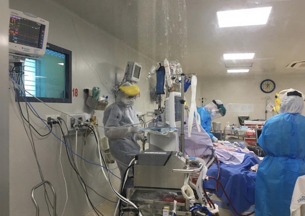 bệnh nhân COVID-19 rất nặng đang chạy ECMO tại BV Bệnh Nhiệt Đới TPHCM (08/06/2021). Ảnh Sở Y tế TPHCM