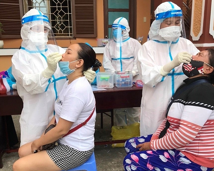 Người dân lấy mẫu xét nghiệm sàng lọc Covid-19 tại Trung tâm y tế quân dân huyện Côn Đảo, Bà Rịa - Vũng Tàu. Ảnh: Ngọc Anh