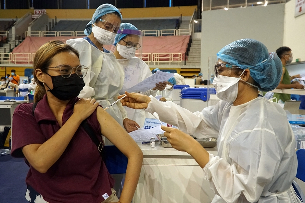 Người dân tiêm vắc xin tại điểm tiêm Nhà thi đấu Phú Thọ, quận 11, TPHCM chiều 24/6.