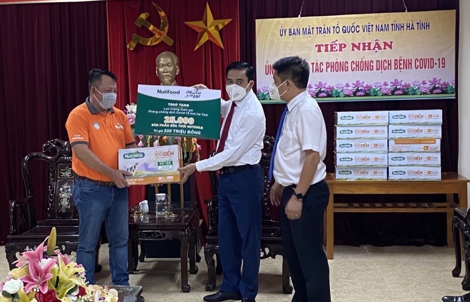 Quỹ Phát triển Tài năng Việt tiếp năng lượng cho lực lượng chống dịch