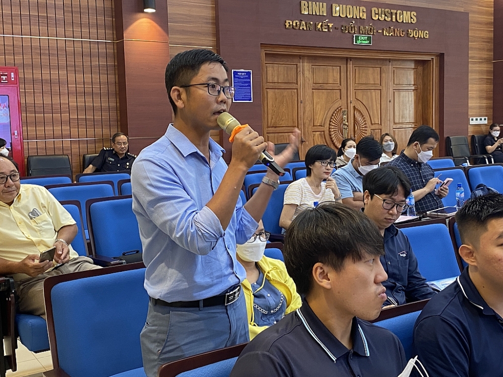 Đại diện Công ty CP SUNG BU VINA nêu vướng mắc tại hội nghị đối thoại. 