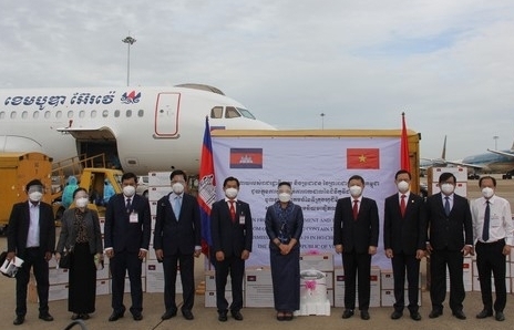 Chính phủ Hoàng gia Campuchia trao tặng trang thiết bị, vật tư y tế chống dịch cho TPHCM
