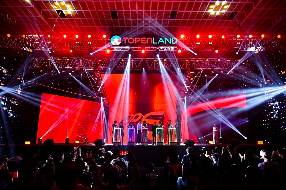 Ban lãnh đạo TopenLand cùng các khách mời ấn nút ra mắt nền tảng Topenland. 