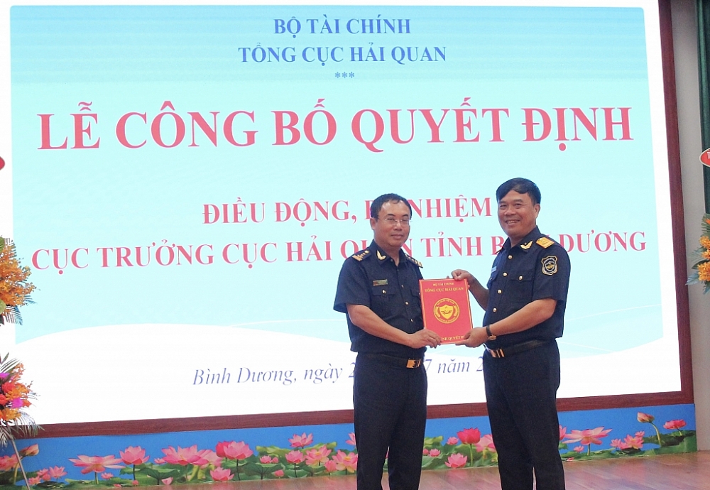 Tân Cục trưởng Cục Hải quan Bình Dương Nguyễn Trần Hiệu (bên trái) nhận Quyết định 