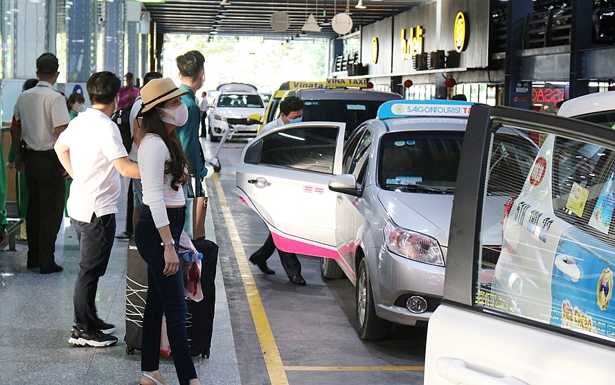 Sân bay Tân Sơn Nhất có lượng khách tăng cao nên thường xảy ra ùn tắc giao thông. Ảnh 