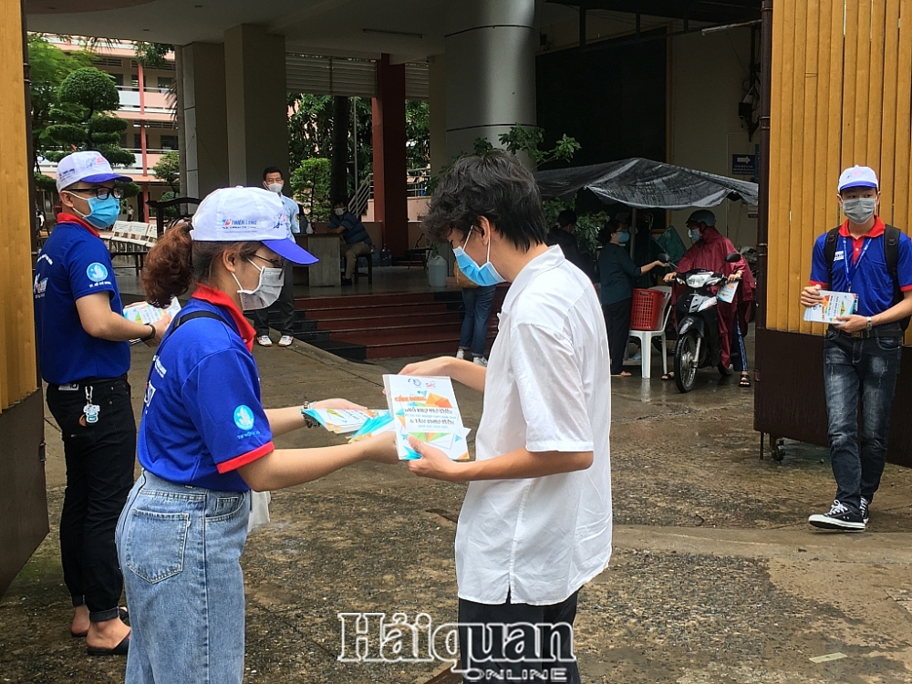 Những hình ảnh sinh viên tình nguyện đồng hành cùng các sĩ tử trong kỳ thi đặc biệt nhung hinh anh sinh vien tinh nguyen dong hanh cung cac si tu trong ky thi dac biet