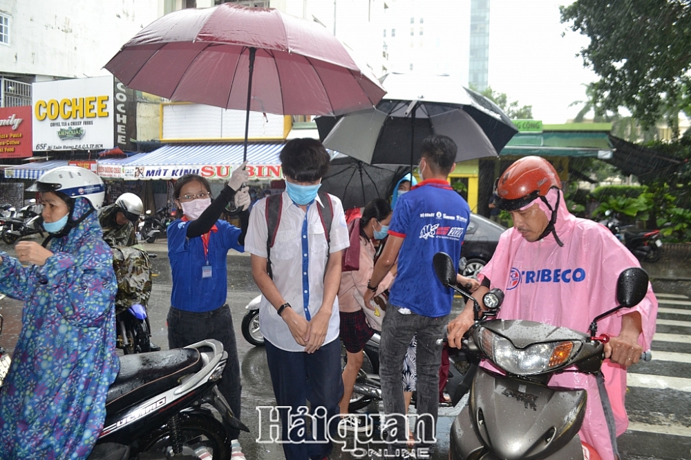 Những hình ảnh sinh viên tình nguyện đồng hành cùng các sĩ tử trong kỳ thi đặc biệt nhung hinh anh sinh vien tinh nguyen dong hanh cung cac si tu trong ky thi dac biet