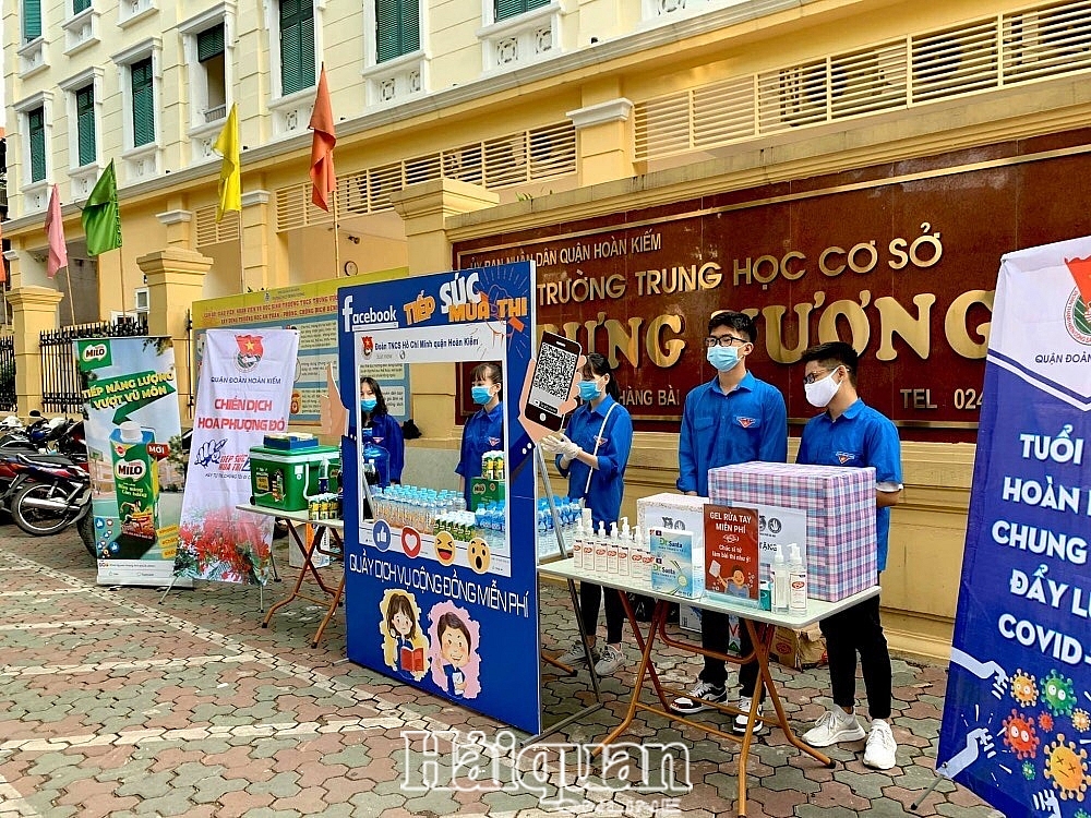 Những hình ảnh sinh viên tình nguyện đồng hành cùng các sĩ tử trong kỳ thi đặc biệt nhung hinh anh sinh vien tinh nguyen dong hanh cung cac si tu trong ky thi dac biet