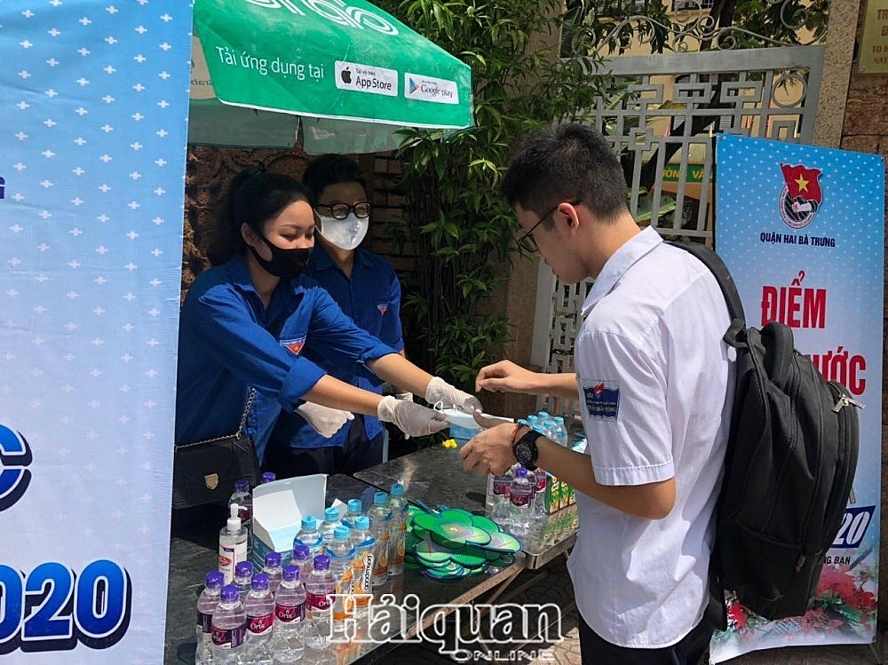 Những hình ảnh sinh viên tình nguyện đồng hành cùng các sĩ tử trong kỳ thi đặc biệt nhung hinh anh sinh vien tinh nguyen dong hanh cung cac si tu trong ky thi dac biet