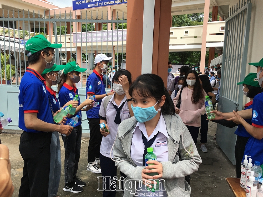 Những hình ảnh sinh viên tình nguyện đồng hành cùng các sĩ tử trong kỳ thi đặc biệt nhung hinh anh sinh vien tinh nguyen dong hanh cung cac si tu trong ky thi dac biet