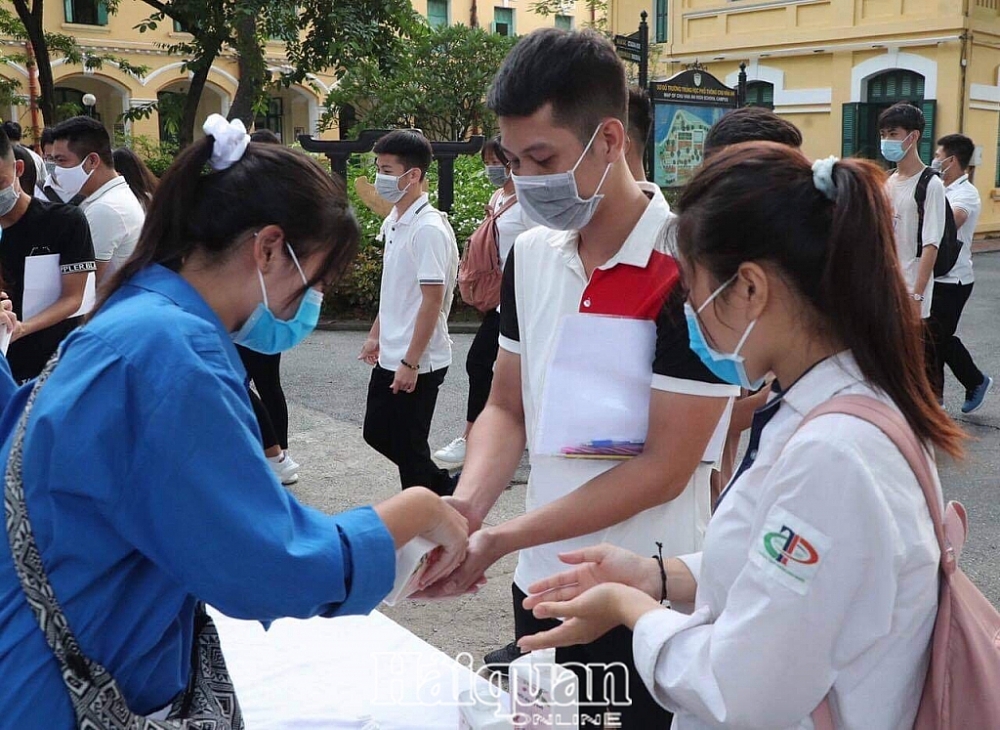 Những hình ảnh sinh viên tình nguyện đồng hành cùng các sĩ tử trong kỳ thi đặc biệt nhung hinh anh sinh vien tinh nguyen dong hanh cung cac si tu trong ky thi dac biet