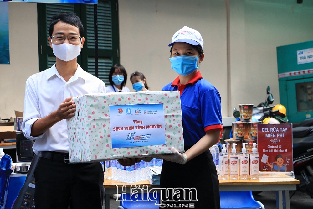 Những hình ảnh sinh viên tình nguyện đồng hành cùng các sĩ tử trong kỳ thi đặc biệt nhung hinh anh sinh vien tinh nguyen dong hanh cung cac si tu trong ky thi dac biet