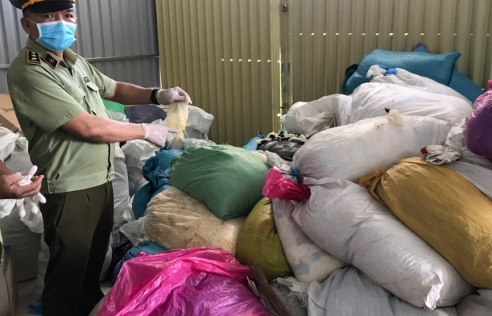 Bình Dương: Tạm giữ hàng chục tấn găng tay, đồ bảo hộ y tế đã qua sử dụng