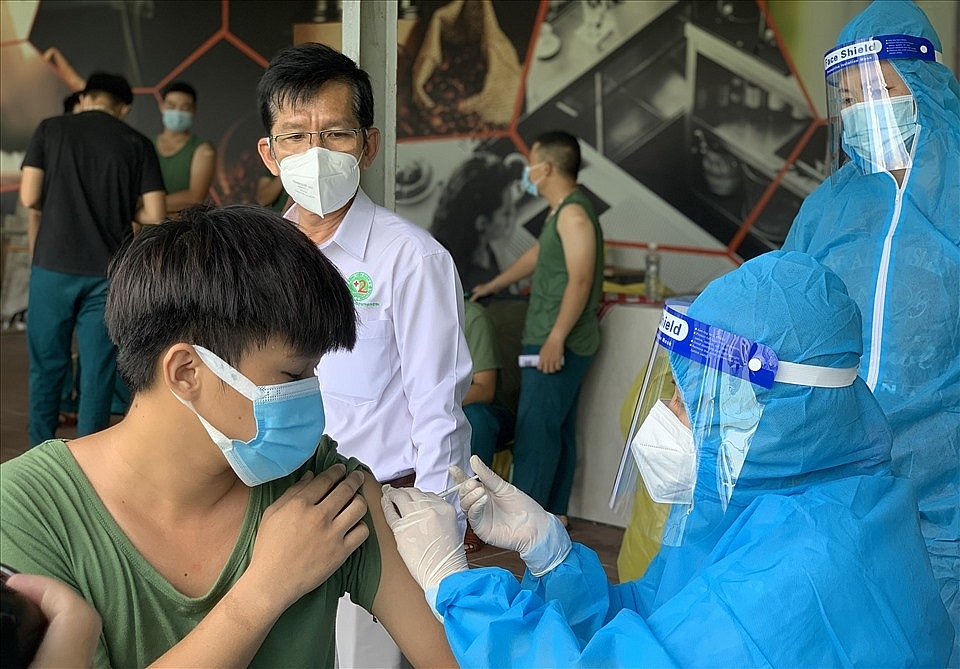 Đội tiêm lưu động tiêm vắc xin cho các lực lượng tuyến đầu chống dịch