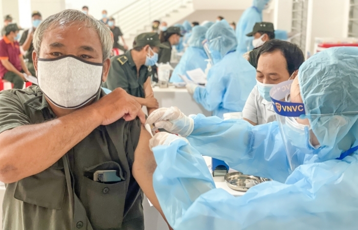 300 nhân viên y tế VNVC tham gia chiến dịch tiêm vắc xin Covid-19 tại Bình Dương