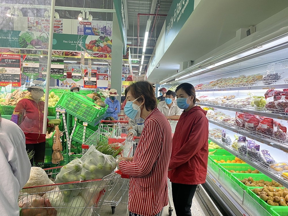Người dân mua hàng tại Mega Market Hưng Phú, phường Linh Đông, thành phố Thủ Đức. Ảnh T.D