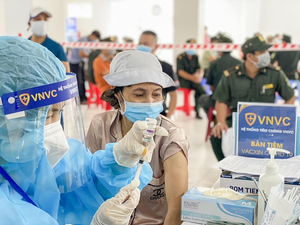 Người lao động tại Bình Dương tham gia tiêm chủng vắc xin ngừa Covid-19. Ảnh Phong Lan