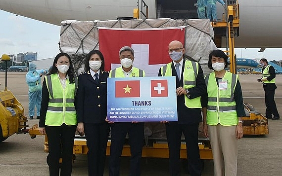 Thứ trưởng Bộ Y tế Nguyễn Trường Sơn tiếp nhận lô hàng viện trợ từ Chính phủ và nhân dân Thụy Sỹ. Ảnh 