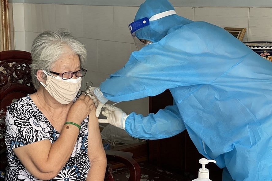 Người cao tuổi tại quận Tân Phú được tiêm vắc xin tại nhà. Ảnh Trung tâm y tế quận Tân Phú, TPHCM