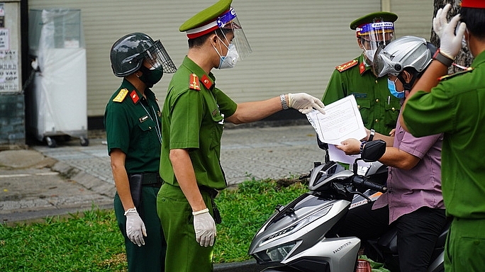 Lực lượng chức năng TPHCM kiểm tra giấy đi đường của người dân ngày 23/8/2021. Ảnh Hoàng Triều