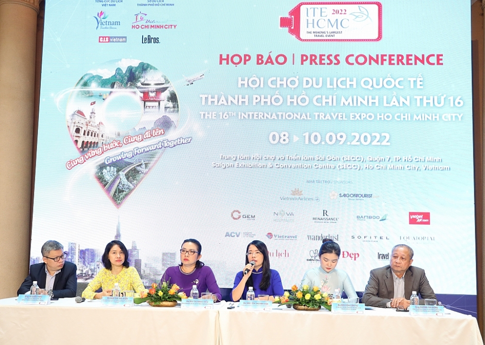 Ban tổ chức thông tin về Hội chợ du lịch quốc tế TPHCM 2022 tại buổi họp báo. Ảnh: T.D
