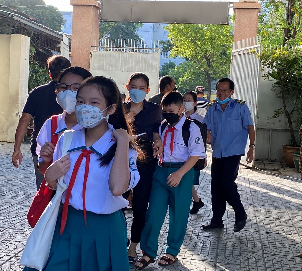 Học sinh lớp 6 trường THCS Biện Điên, quận Bình Thạnh háo hức đến trường. Ảnh: T.D