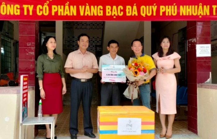 PNJ trao tặng 9.500 ống sinh thiết xét nghiệm Covid-19 cho Quảng Ngãi