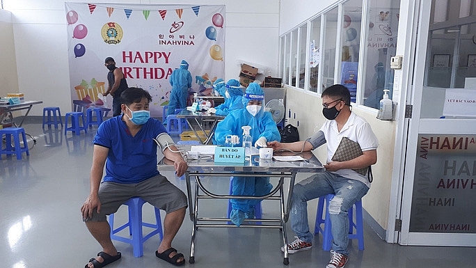 Công nhân KCX Tân Thuận, TPHCM tiêm vắc xin mũi 2 ngừa Covid-19 ngày 5/9/2021. Ảnh Hồng Đào