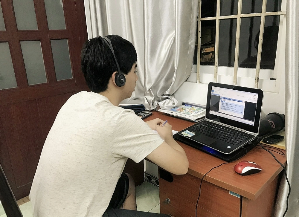 Học sinh TPHCM đang tham gia học trực tuyến trong học kỳ 1 năm học 2021-2022. Ảnh T.H