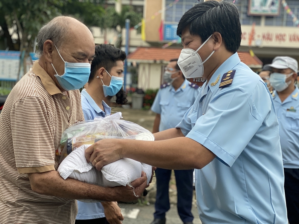 Lãnh đạo Cục Hải quan Bình Dương trao quà cho người dân phường Dĩ An, thành phố Dĩ An, tỉnh Bình Dương sáng ngày 15/9/2021. Ảnh T.D Lãnh đạo Cục Hải quan Bình Dương trao quà cho người dân phường Dĩ An, thành phố Dĩ An, tỉnh Bình Dương sáng ngày 15/9/2021. Ảnh T.D