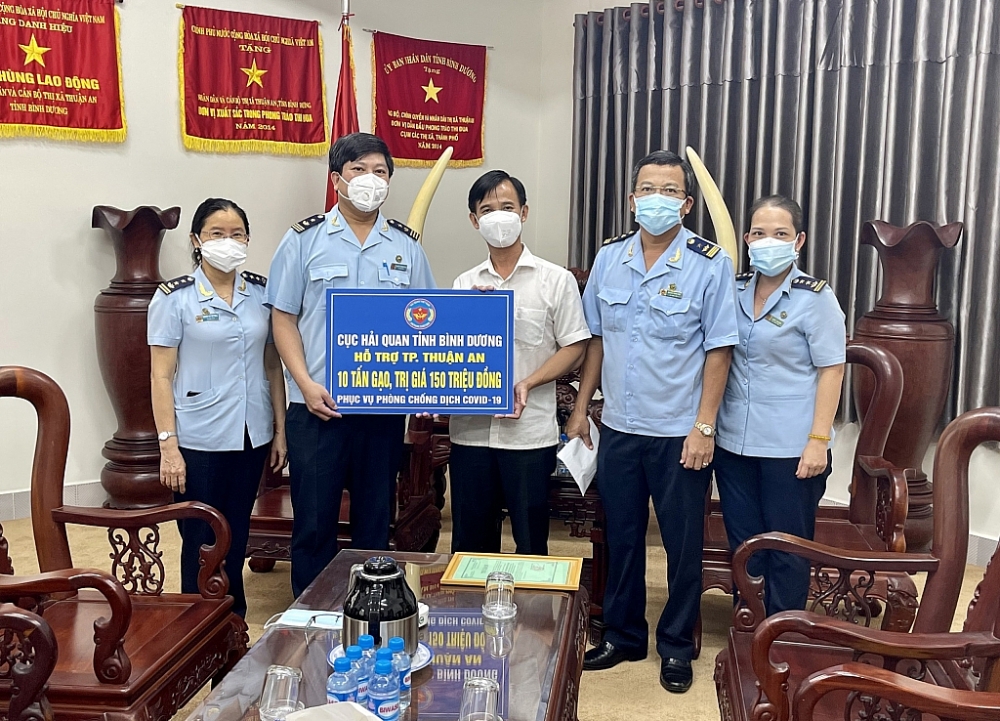 Hải quan Bình Dương chung tay ủng hộ phòng, chống dịch Covid-19 Hải quan Bình Dương chung tay ủng hộ phòng, chống dịch Covid-19