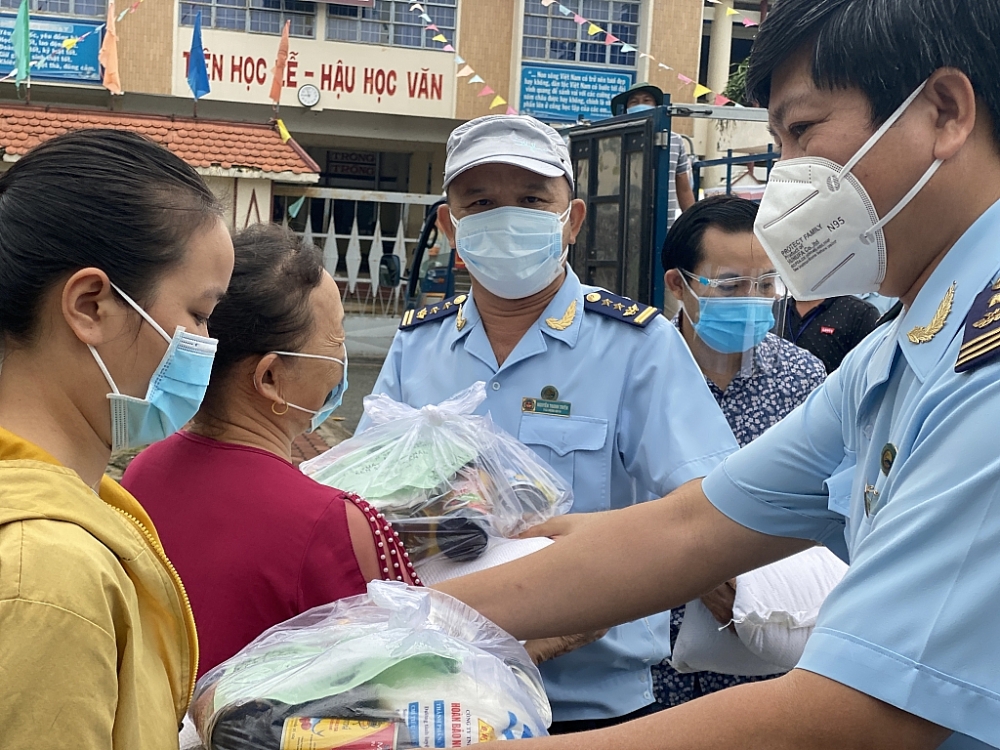 Hải quan Bình Dương chung tay ủng hộ phòng, chống dịch Covid-19 Hải quan Bình Dương chung tay ủng hộ phòng, chống dịch Covid-19