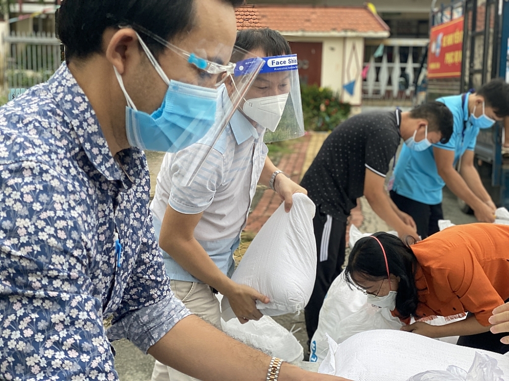 Đồng hành với Cục Hải quan Bình Dương còn có các mạnh thường quân. Đồng hành với Cục Hải quan Bình Dương còn có các mạnh thường quân.