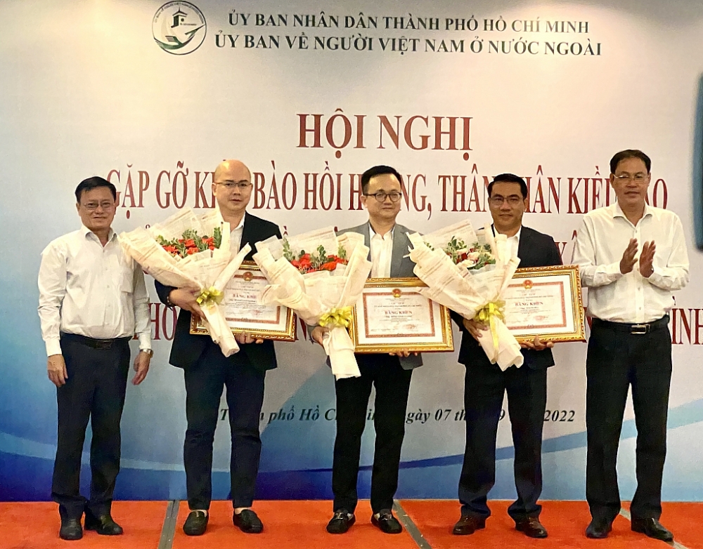 Đại diện các kiều bào nhận Bằng khen của UBND TPHCM về những đóng góp cho công tác phòng chống dịch Covid-19. Ảnh: T.D