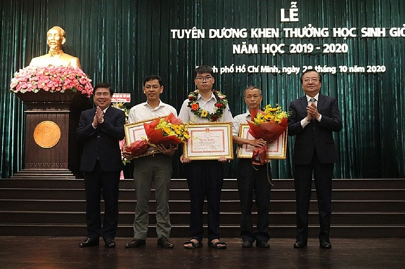 m Nguyễn Mạc Nam Trung cùng với giáo viên của trường
