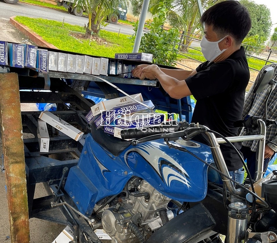 Các đối tượng gia cố đáy thùng xe lôi để chở thuốc lá lậu.