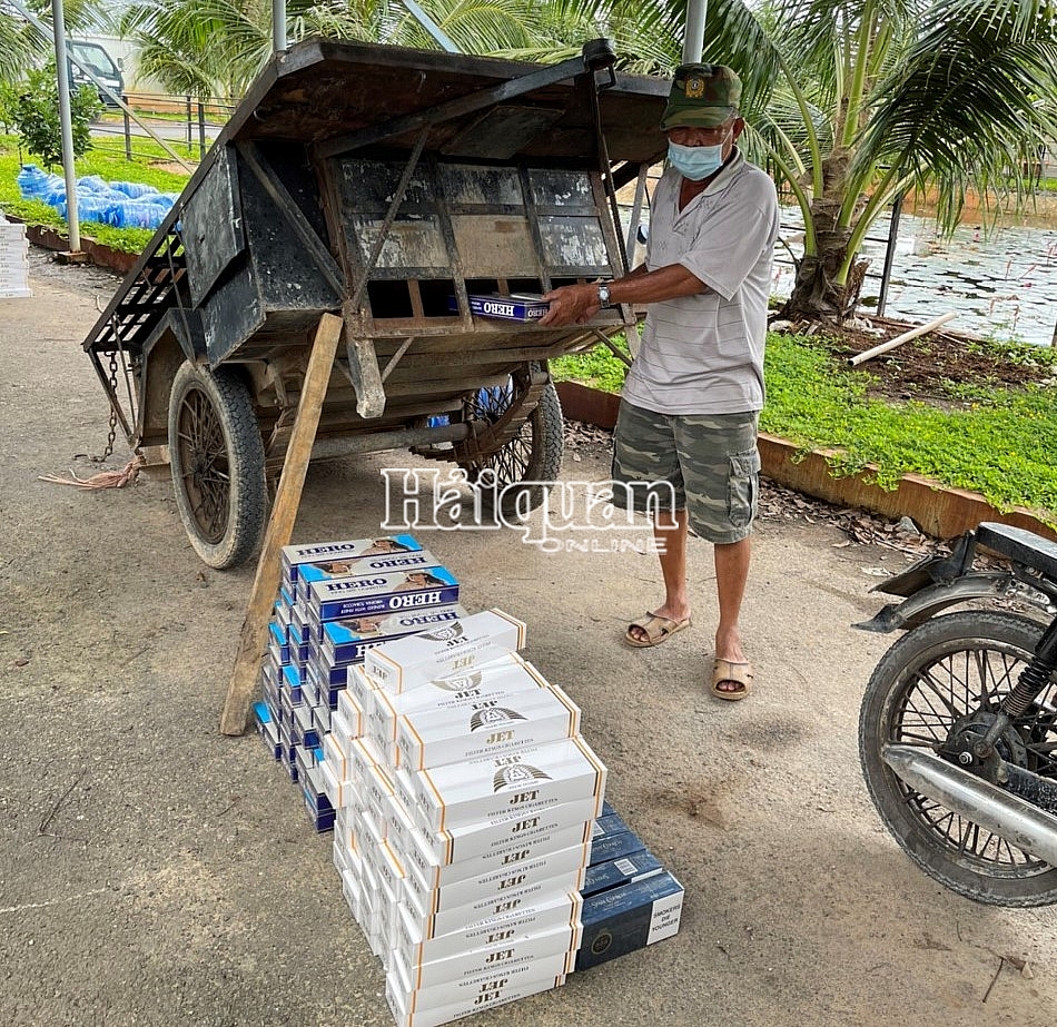 Hàng ngàn bao thuốc lá lậu được các đối tượng vận chuyển trái phép bằng xe lôi. 