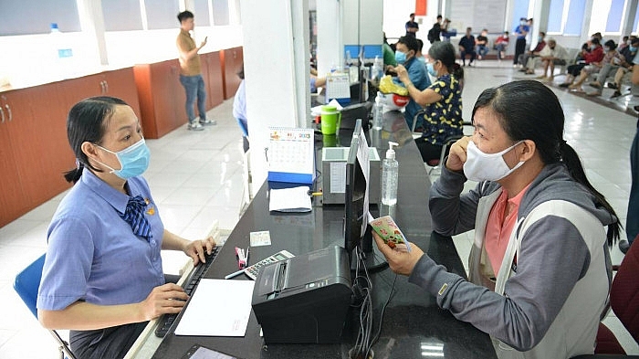 Hành khách mua vé tàu Tết tại ga Sài Gòn sáng 25/10. Ảnh: CTV