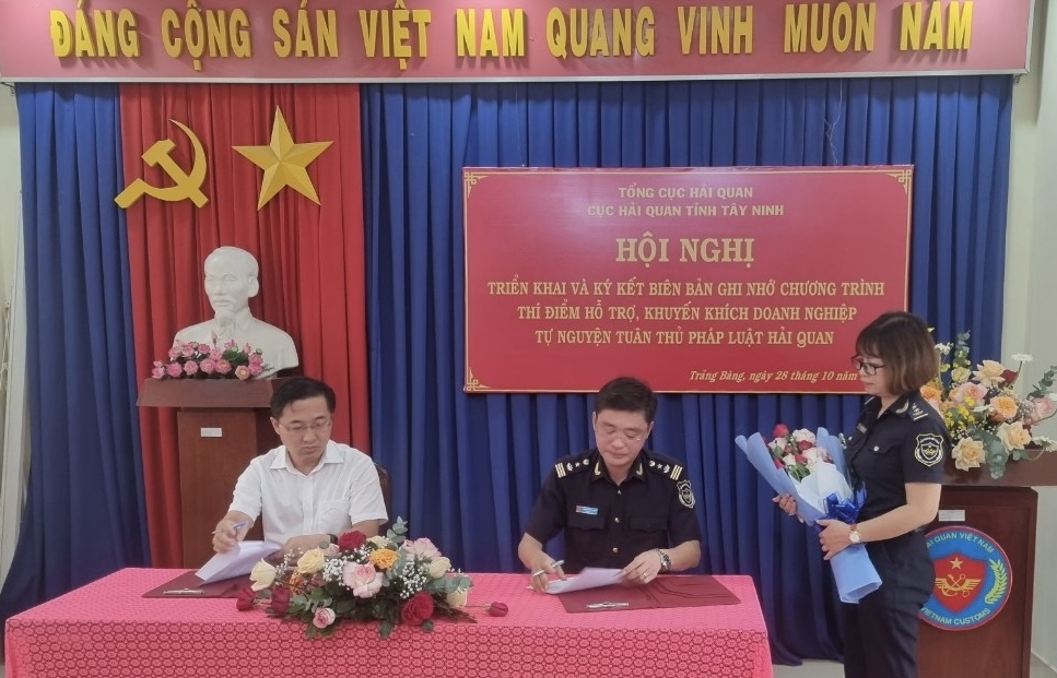 Hải quan Tây Ninh ký kết với 6 doanh nghiệp hỗ trợ tuân thủ pháp luật hải quan