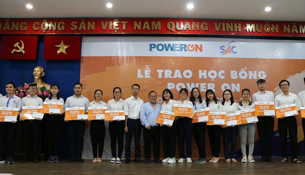 Các sinh viên nhận học bổng Power On từ Ban tổ chức. 