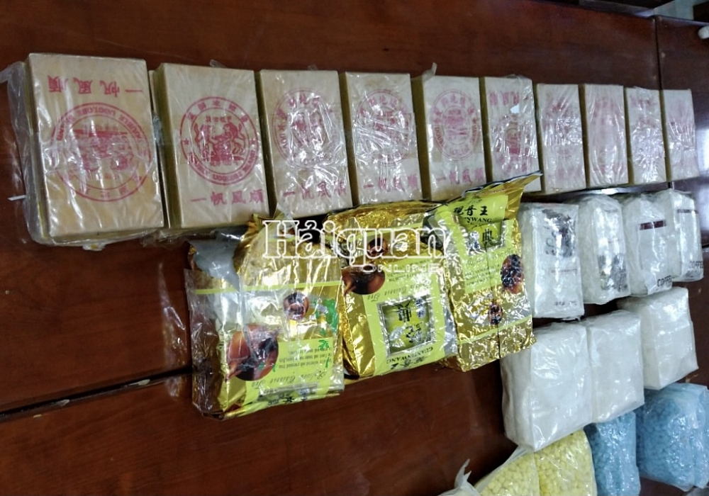 Tang vật 24kg nghi ma túy các loại cất giấu trong xe chở xoài từ Campuchia về Việt Nam bị bắt giữ. Ảnh Văn Tăng