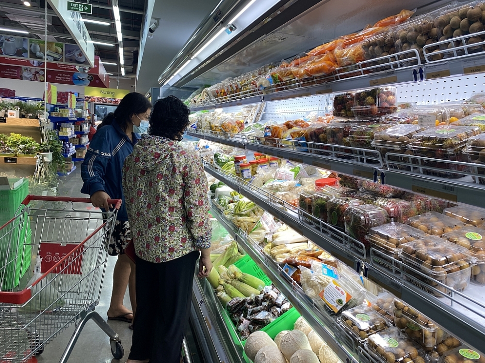 Người tiêu dùng mua sắm tại Trung tâm MM Food Service Hưng Phú, Thủ Đức. Ảnh: T.D