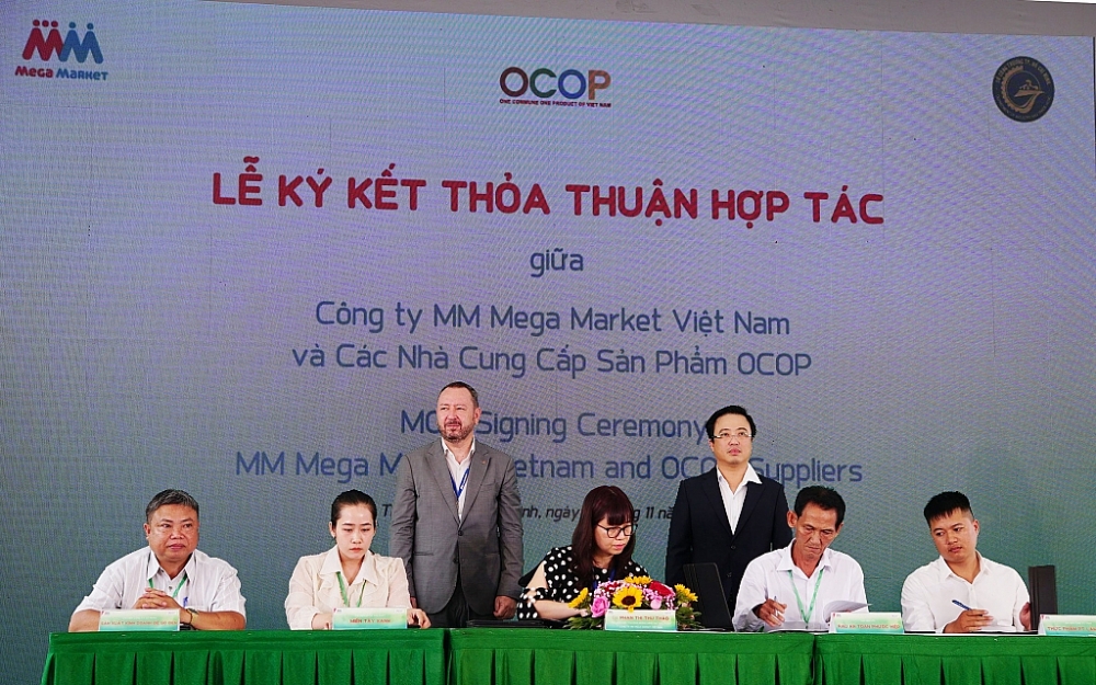 Lễ ký kết hợp tác tiêu thụ sản phẩm Ocop giữa MM Mega Market Việt Nam và các nhà cung cấp. 